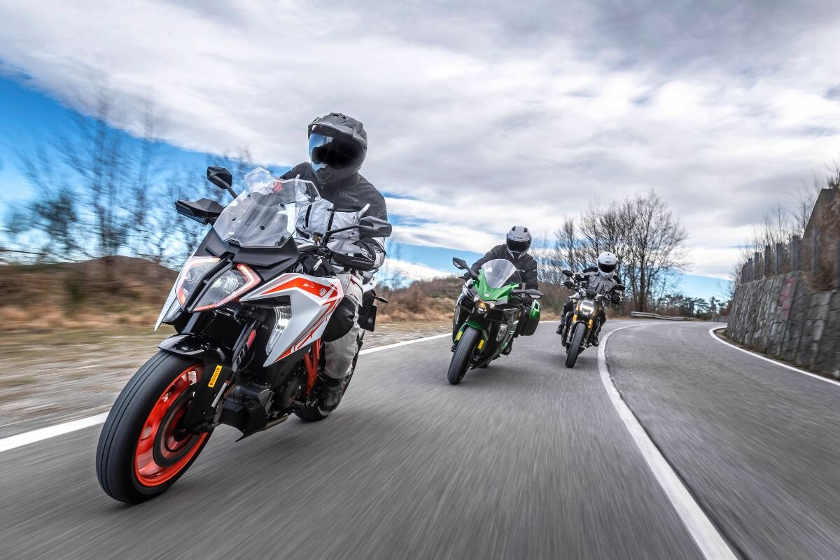 ANGEL GT IIを装着したスポーツツーリングバイクの走行イメージ