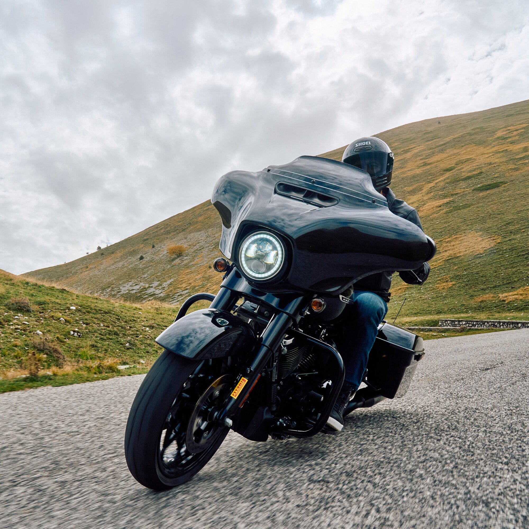 PIRELLI DIABLO™ POWERCRUISER™とは？ ハーレーやパワークルーザーで“走り”を楽しみたい人のための新世代タイヤ