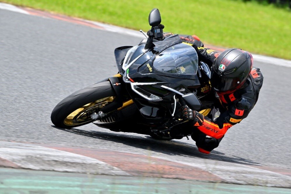 DIABLO SUPERCORSA SP V4を装着したスポーツバイクのサーキット走行イメージ