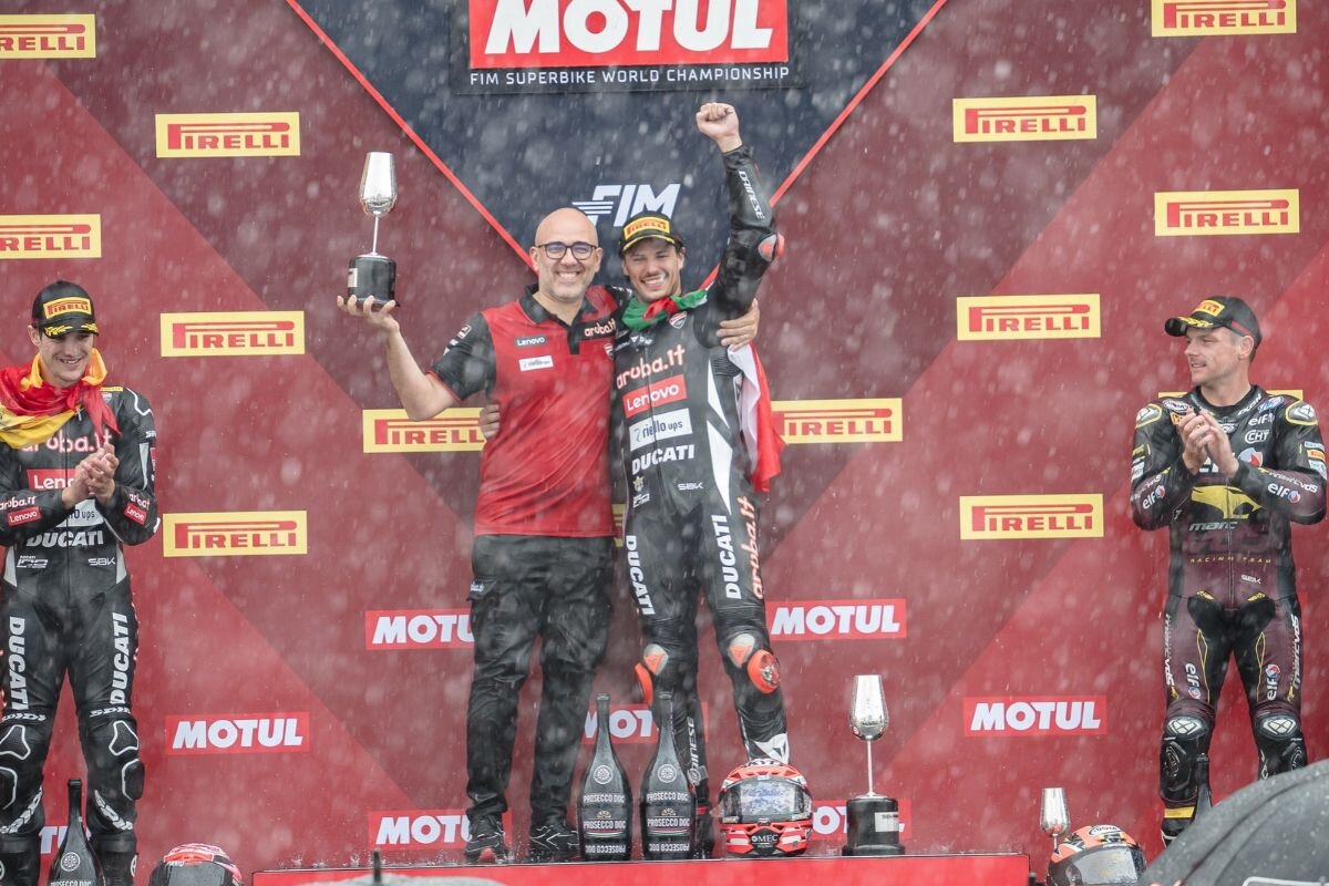 WorldSBKスペイン戦の表彰台。中央のニコロ・ブレガをイケル・レクオーナとサム・ロウズが囲む