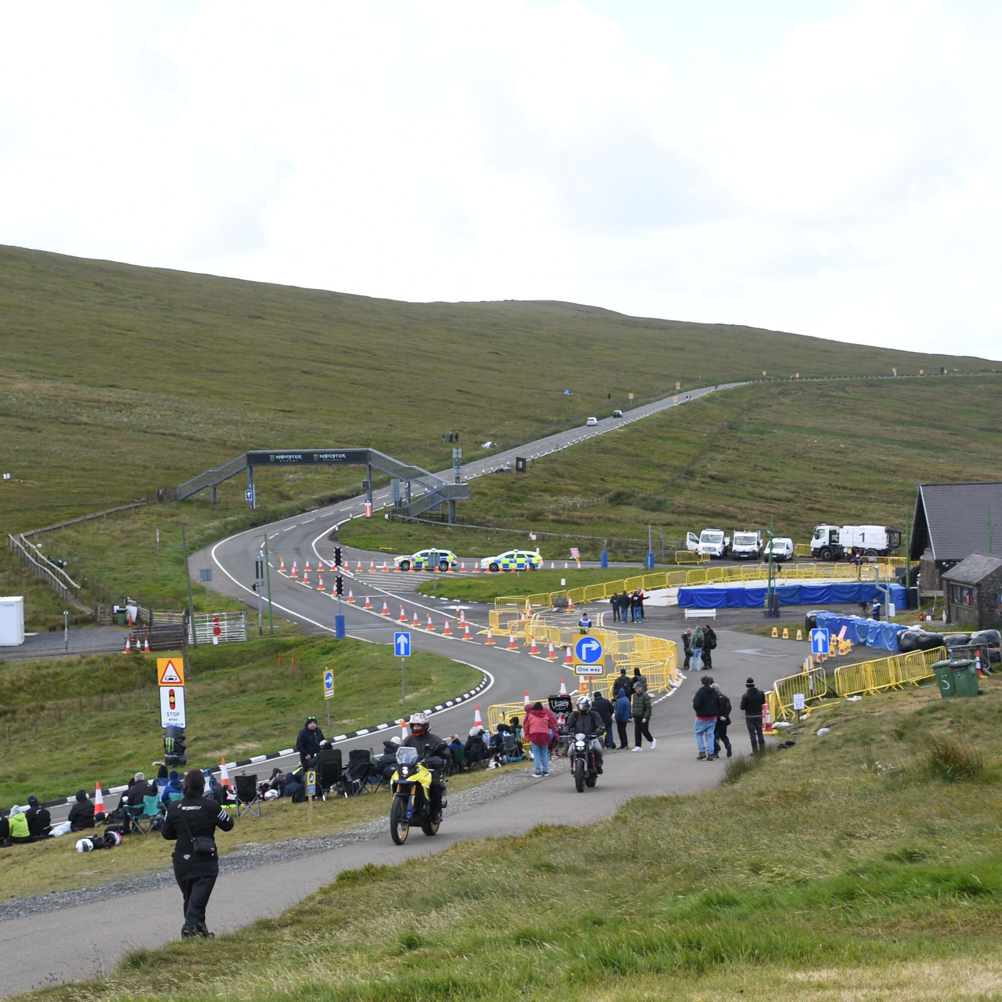 極限の公道レースを体感しよう！マン島TTレース観戦ガイド＆Metzeler Villageのススメ