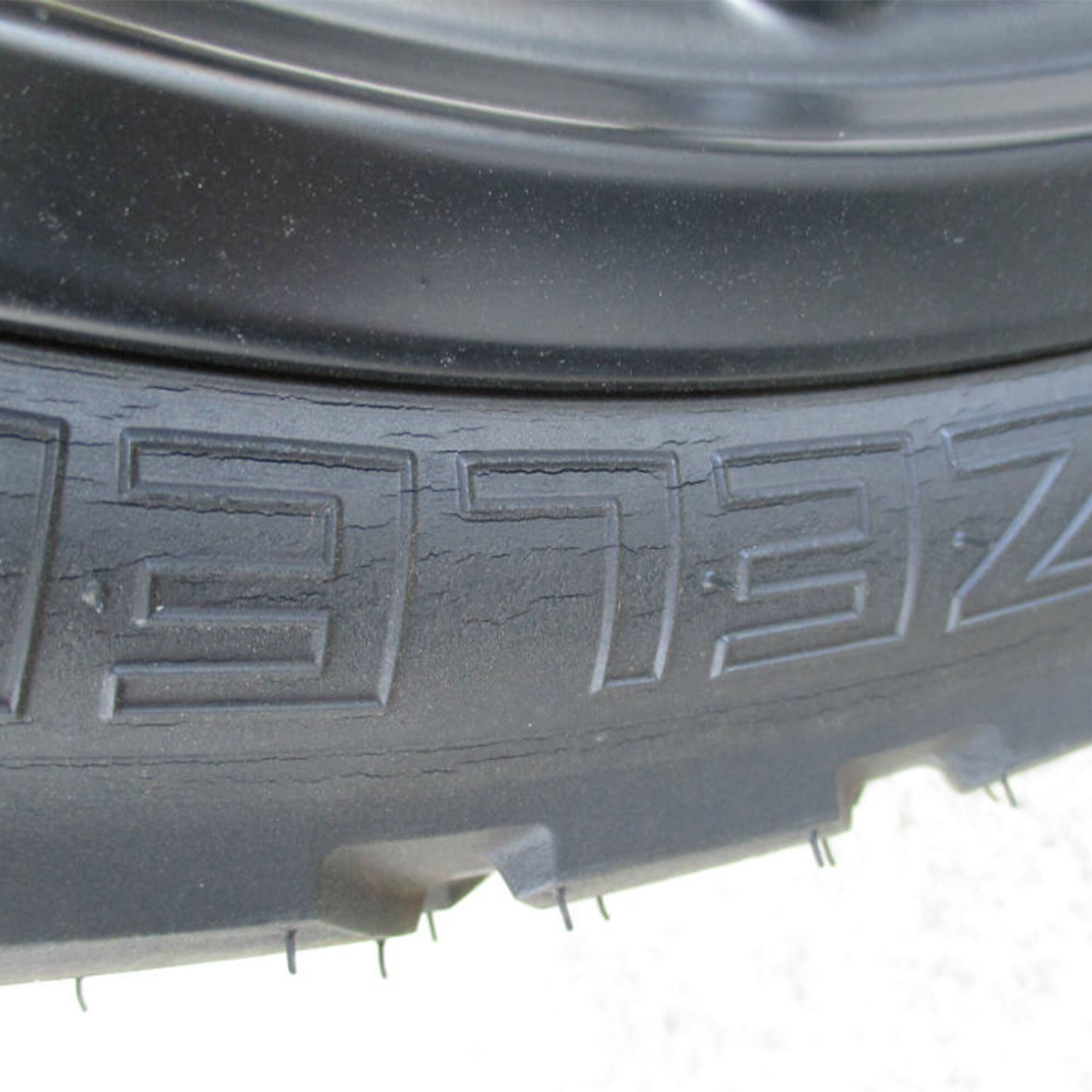 タイヤのサイドウォールがひび割れた