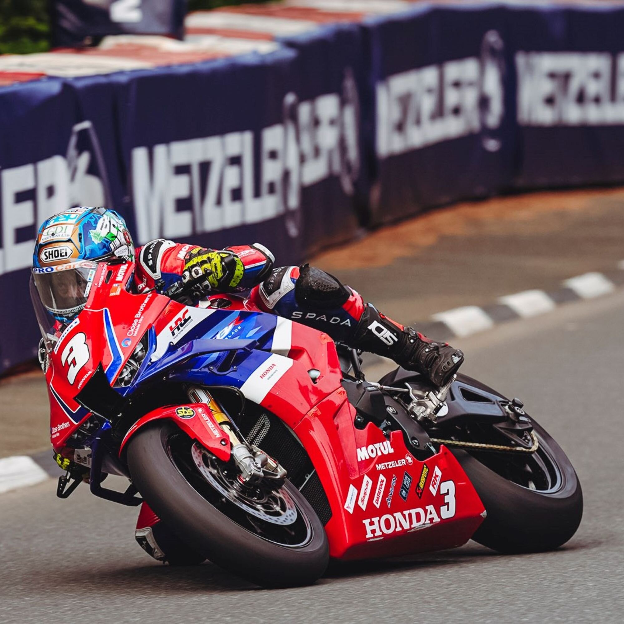 すべてのスペシャリストへ向けて。マン島TTレースという過酷な状況下で磨かれ続けるタイヤ